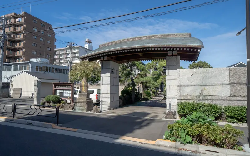 善慶寺ホール常照殿の山門(道路側から)