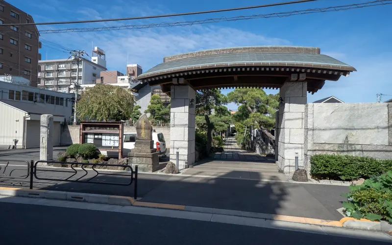 善慶寺ホール常照殿の山門(やや左から)