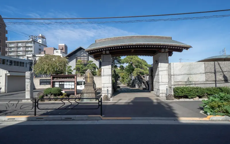 善慶寺ホール常照殿の山門(遠景)