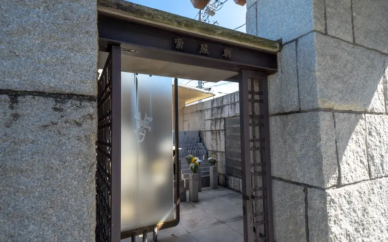 善慶寺ホール常照殿の常照殿の門と墓所