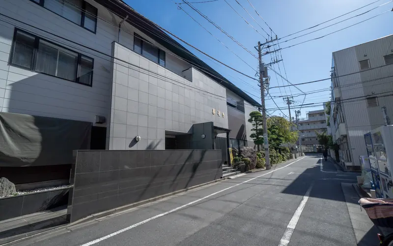 善慶寺ホール常照殿の建物脇の道路