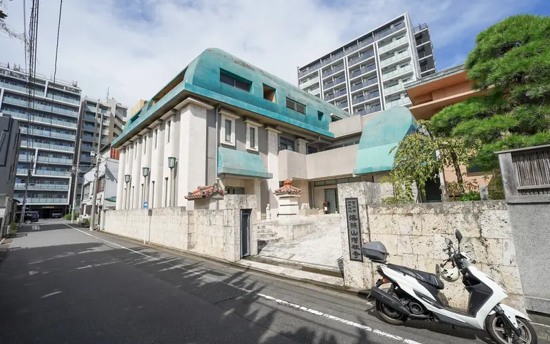 増林寺の建物の外観（斜め・引き）