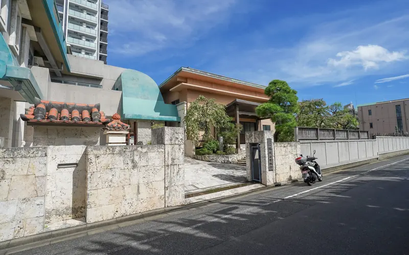 増林寺の山門と建物(道路側・広め)