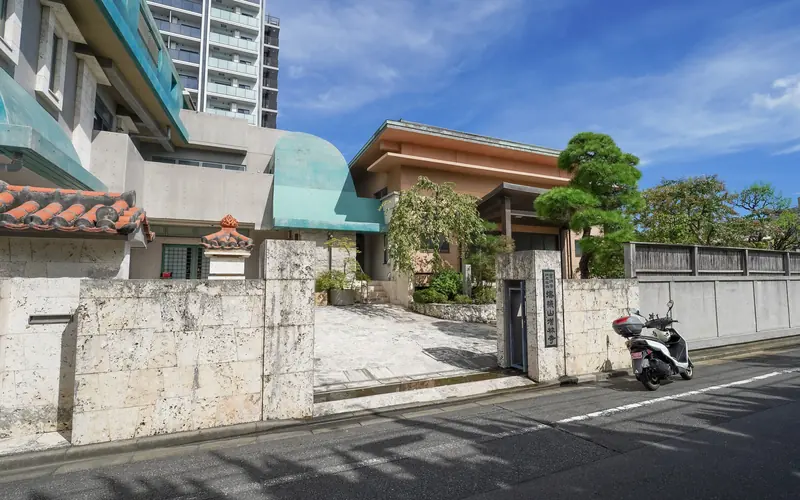 増林寺の山門と建物（道路側・寄り）