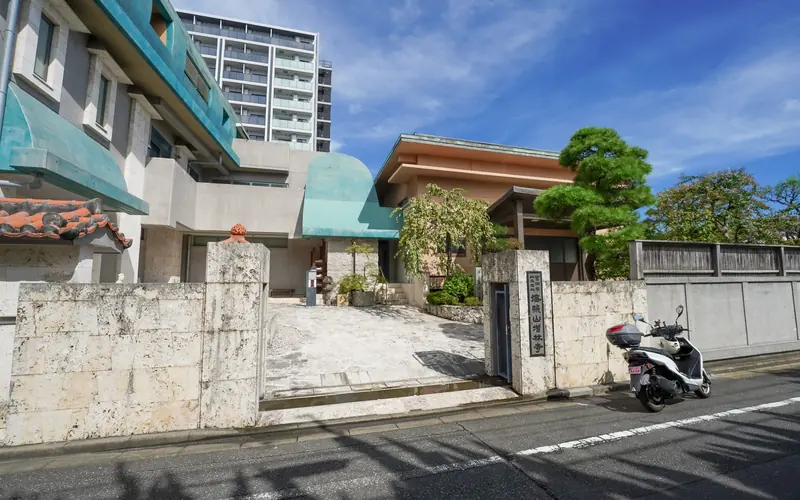 増林寺の山門と建物(近景)