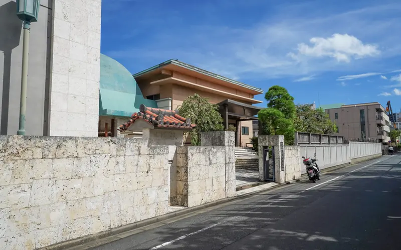 増林寺の山門と建物（遠景・左に柱）