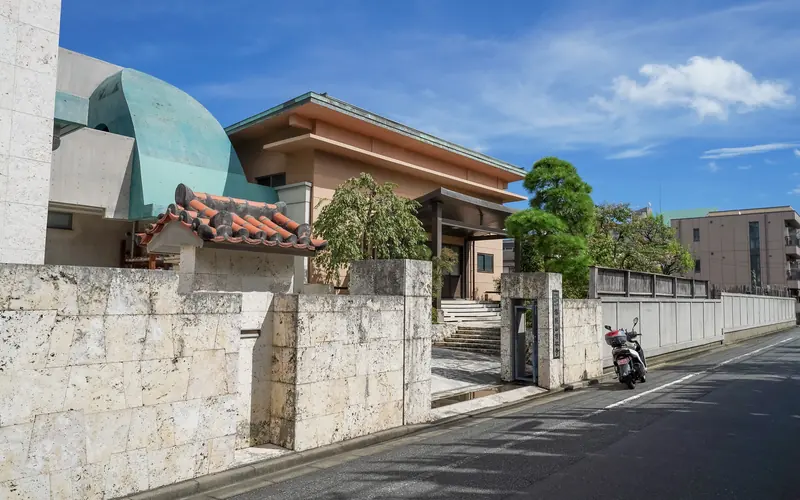 増林寺の山門と建物（遠景・壁越し）