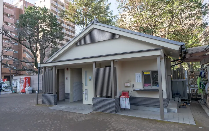 祥雲寺のトイレ棟(斜め)