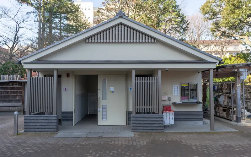 祥雲寺の境内のトイレ棟