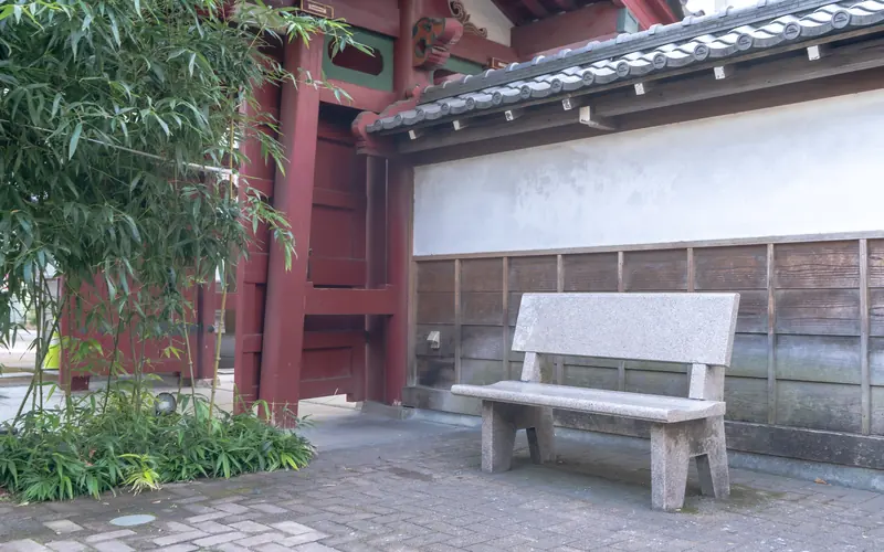 祥雲寺の山門脇のベンチ