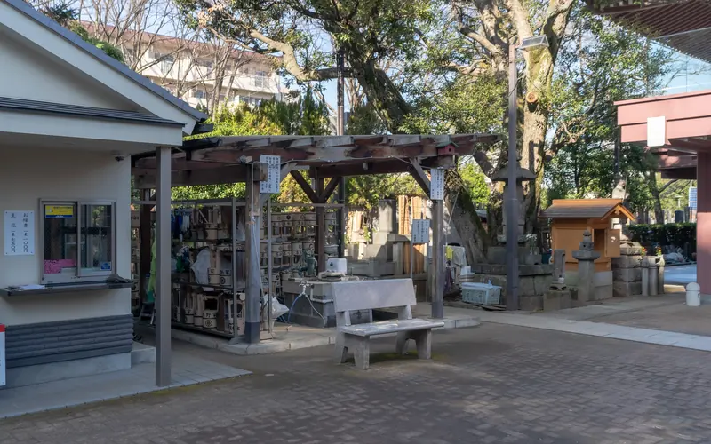 祥雲寺の境内の墓参用品置場