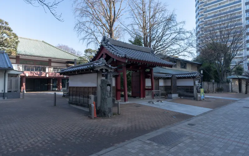 祥雲寺の山門と境内(斜め)