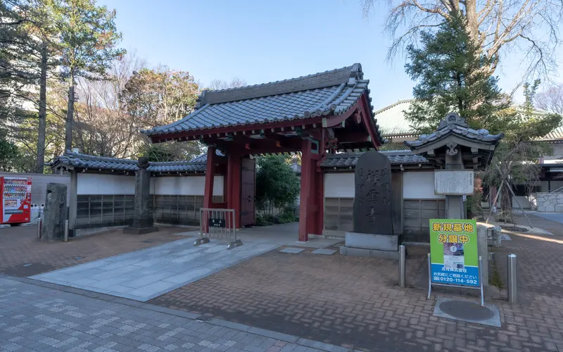 祥雲寺の山門（右手から）
