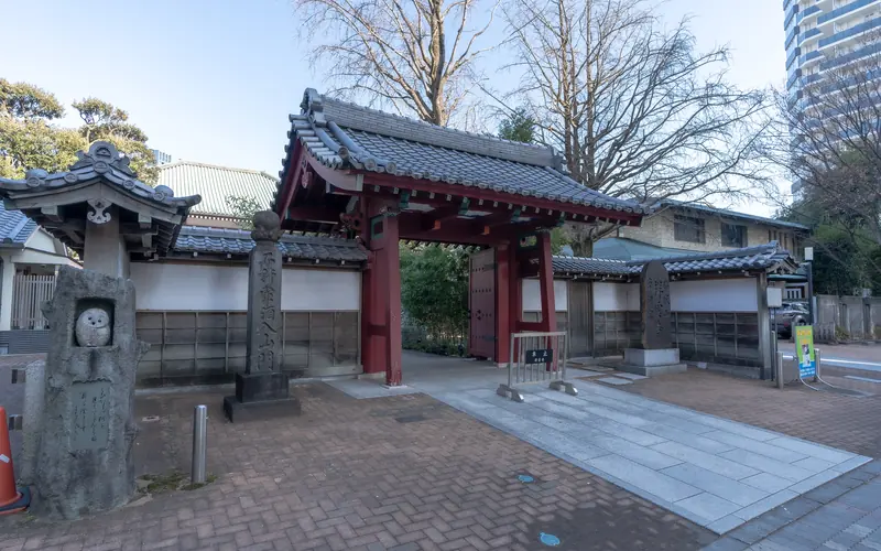 祥雲寺の山門と石碑