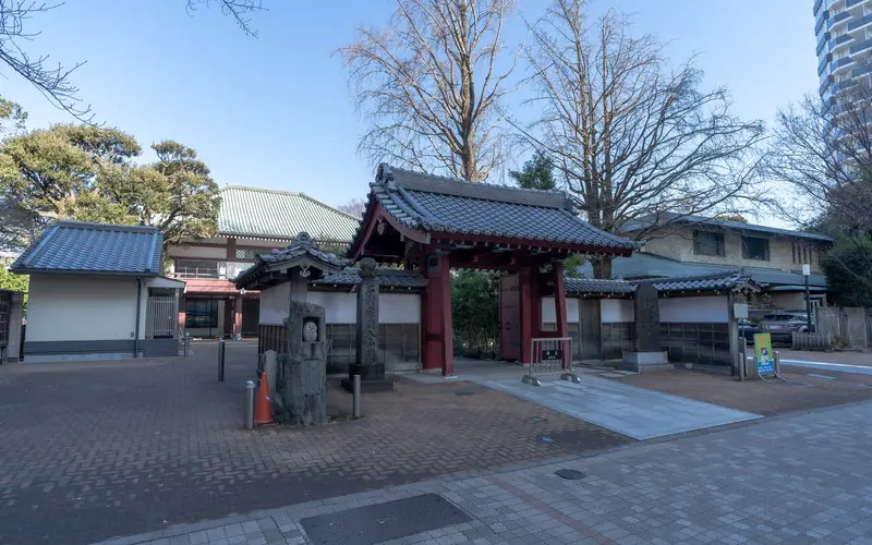 祥雲寺の山門と境内(遠景)